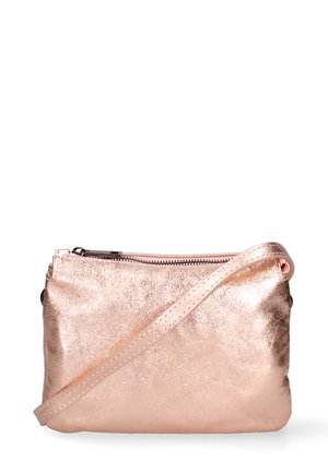 Rozen-gouden metallic schoudertas met een rits aan de bovenkant, voorzien van een gladde textuur en een verstelbare schouderband. Compacte rechthoekige vorm.