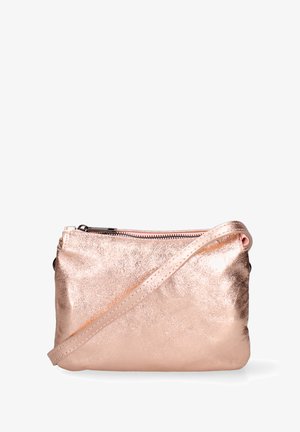 Rozen-gouden metallic schoudertas met een rits aan de bovenkant, voorzien van een gladde textuur en een verstelbare schouderband. Compacte rechthoekige vorm.
