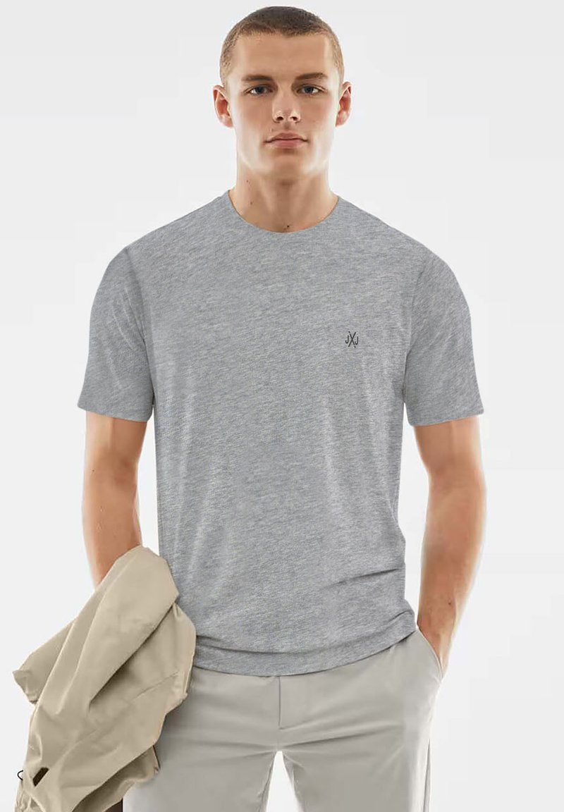 Graues T-Shirt mit Rundhalsausschnitt aus einem strukturierten Stoff, mit kurzen Ärmeln und einem dezenten Logo auf der linken Brust.