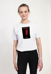 Bílý bavlněný tričko s černou a červenou grafickou potiskem lebky z filmu "Hellraiser: Hellseeker." Krátké rukávy a design s kulatým výstřihem.