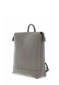 Sac à dos en cuir gris au design carré minimaliste, doté d'une poignée supérieure et d'une fermeture éclair. Texture lisse et détail de marque subtil.