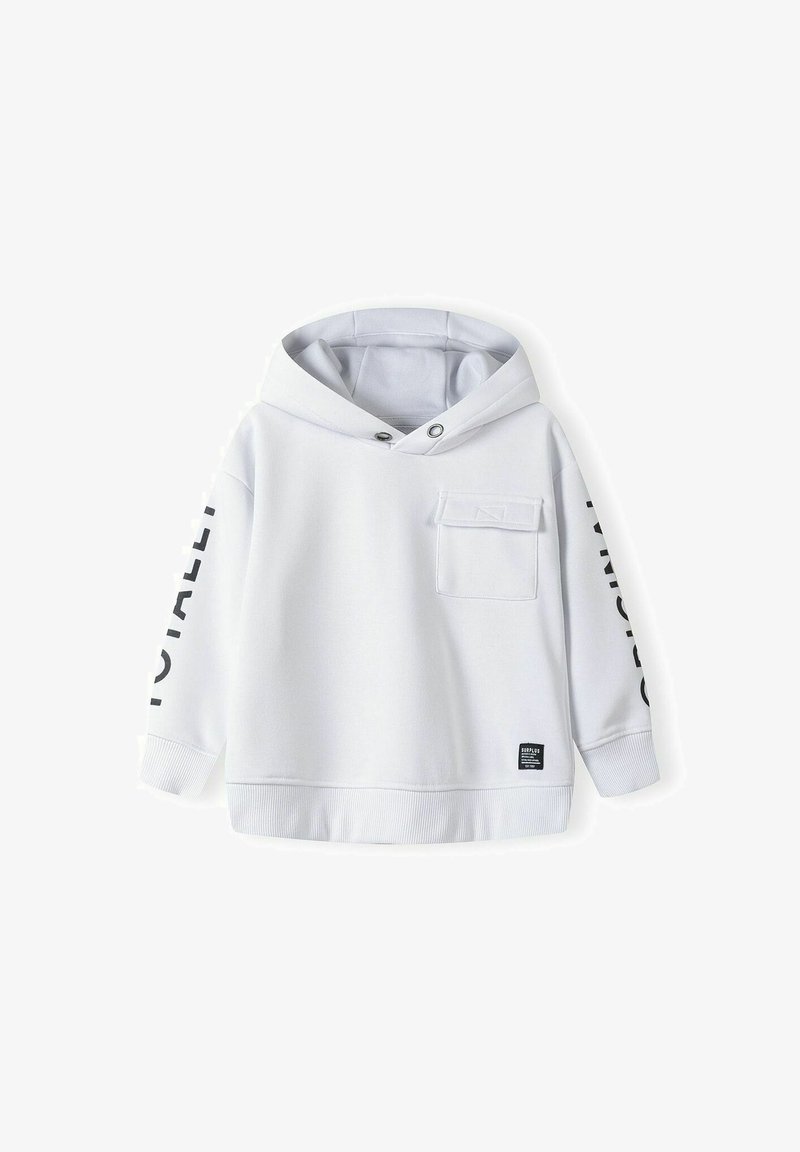 Felpa bianca con tasca frontale, cappuccio con cordino e testo nero che legge "TOTALLY" sulla manica sinistra. Orlo e polsini a coste.