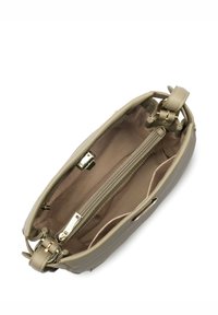 Grijze leren handtas met een gladde textuur, een binnenzak met rits en hardware in goudkleur. Opent zich naar een beige stoffen voering.