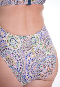 High-waisted bikini onderstuk met multidimensionale, complexe mandala patronen, gemaakt van rekbare stof, met een gladde textuur en een decoratieve accent.