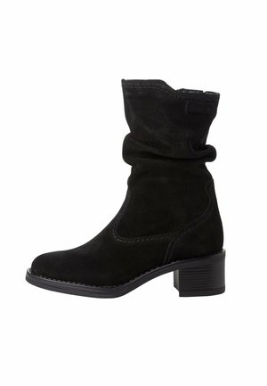 Schwarze Wildleder-Ankle Boots mit einem lässigen Design, runder Zehenpartie, mittelhohem Blockabsatz und sichtbaren Nähdetails entlang der Nähte.