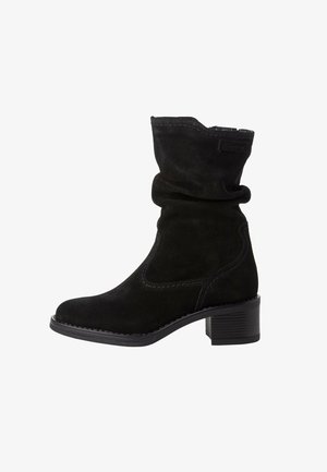 Must musta ankle saapad, millel on lahtine disain, ümar varvas, keskmise kõrgusega plokknakk ja nähtavad naljad õmbluste ääres.