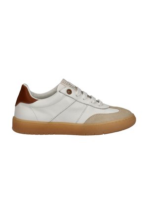 Sneaker bianca a taglio basso con punta in suede beige, inserti marroni sul tallone, lacci bianchi e suola in gomma coloratura.