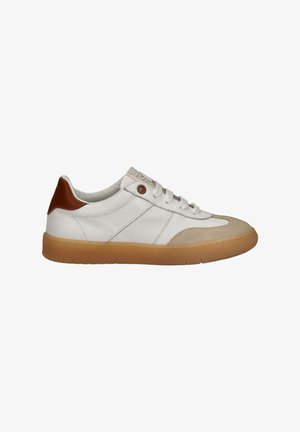 Lage witte sneaker met beige suède neus, bruine hielstuk, witte veters en een zool van gomrubber.