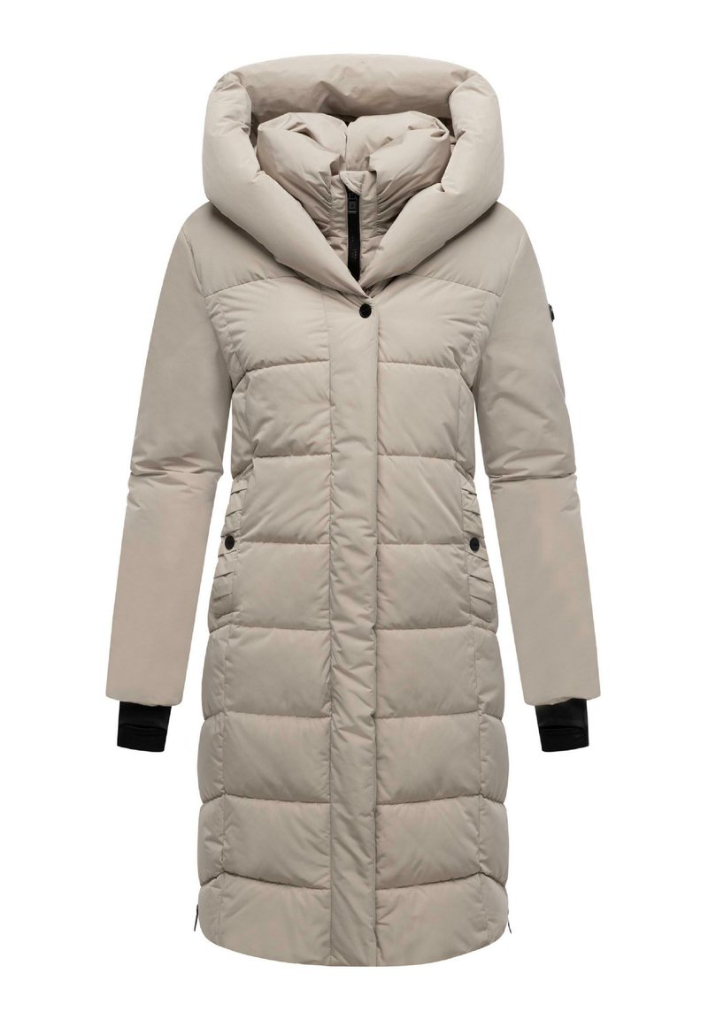 Beige vadderad jacka med stor huva, dragkedja och knappstängning, sidofickor och kontrasterande svarta muddar. Slät textur med kviltat mönster.
