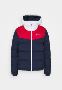 Dunkelblaues Steppjacke mit oberer roten und weißen Partie, mit Reißverschluss und Kapuze. Verfügt über gepolsterte Abschnitte zur Isolierung und ein Logo auf der Brust.