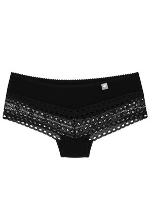 Fekete bugyi virágmintás csipkéből készült pánttal, körkivágásokkal, sima anyagból, hullámos szélekkel és egy kis logótartó címkével a deréknál.