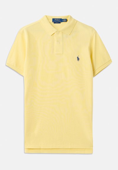 Gul polo skjorte laget av bomull, med klassisk krage, tre knappestolper, korte ermer og et brodert logo på brystet.