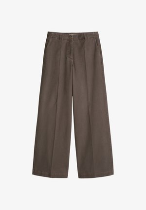 Pantalon marron à jambes larges avec fermeture boutonnée et zip à l'avant, passants pour ceinture et poches latérales, présenté à plat sur fond blanc.