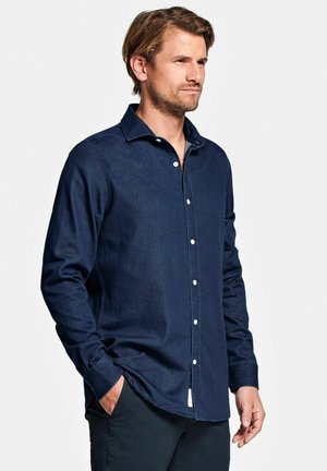 Donkerblauw denim overhemd met lange mouwen, slim fit, knoopsluitkraag en witte knopen. Heeft een rechte zoom en een borstzak.