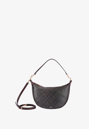 Bruine handtas met ruitmotief, gebogen bovenkant, lederen accenten, gouden beslag en een afneembare schouderriem. Logo zichtbaar aan de voorkant.