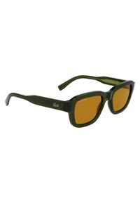 Occhiali da sole in plastica verde con montatura quadrata, lenti arancioni e aste testurizzate. Logo Lacoste sul lato.