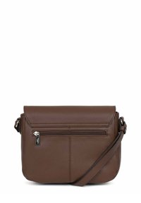 Borsa a tracolla in pelle marrone con tasca frontale con zip, chiusura a pattina e tracolla regolabile su sfondo bianco.