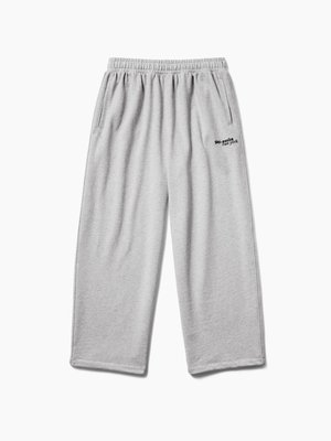 Pantalon de jogging gris clair à jambes larges, taille élastique, poches latérales et petit texte « gap+awake new york » sur la cuisse droite.