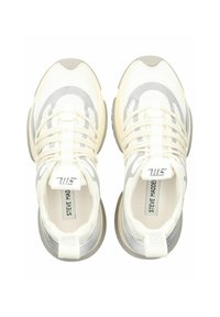 Sneaker bianchi e grigi con tomaia in rete, sovrapposizioni testurizzate, lacci spessi e suola ammortizzata. Logo del marchio sul tallone.