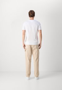 Tommy Hilfiger TEE - T-shirt con stampa - white