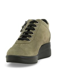Sneaker alta verde in suede con lacci neri e dettagli in argento, caratterizzata da una suola a zeppa e una superficie testurizzata. Chiusura con zip laterale.