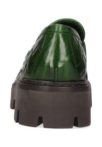 Zielony skórzany but wsuwany z plecionym wzorem, grubą brązową gumową podeszwą i zaokrąglonym noskiem. Błyszczące wykończenie z widocznymi detalami przeszyć.