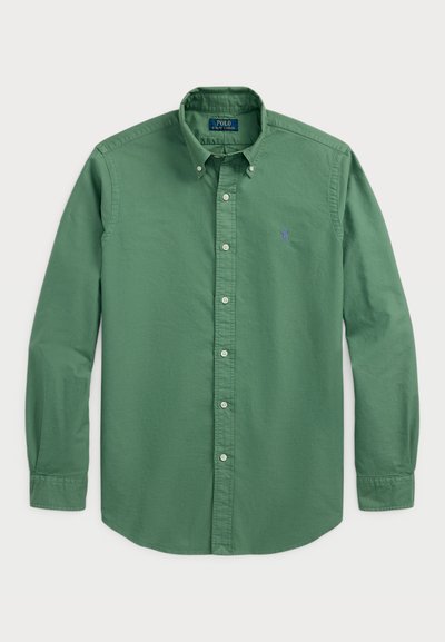 Zelena košulja s dugim rukavima i klasičnim ovratnikom, s plavim izvezenim logotipom. Izrađena od pamuka s glatkom teksturom.