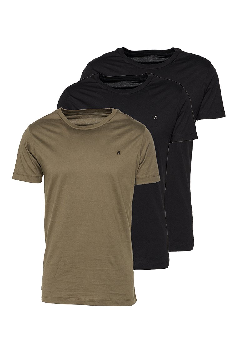 Set aus drei T-Shirts: olivgrün, schwarz und schwarz. Die Shirts verfügen über einen Rundhalsausschnitt, kurze Ärmel und ein kleines Logo auf der Brust.