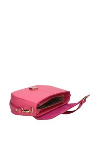 Sac à main synthétique rose avec un fermoir doré, comportant une poche zippée et une doublure intérieure douce. Bords arrondis et bandoulière amovible.
