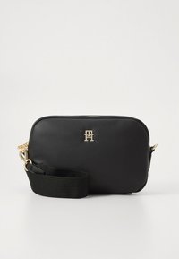 Zwarte leren crossbodytas met een gladde afwerking, gouden hardware en een rechthoekige vorm. Voorzien van een verstelbare riem en een logo-accent.