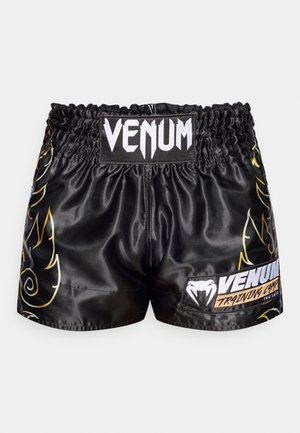 Pantalones cortos de entrenamiento de satén negro con cintura elástica, con diseños de llamas en amarillo y blanco y la marca "VENUM" en el frente y los laterales.