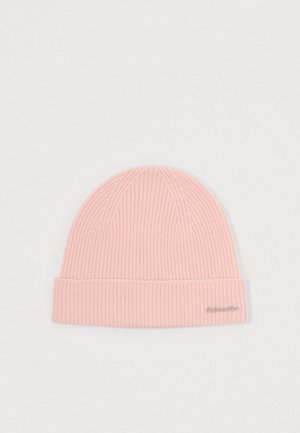 Gorro de malha rosa com riscas verticais, apresentando uma aba dobrada e um pequeno logótipo de lado. Tecido suave e texturado.