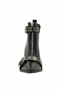 Bottine en cuir noir avec bout pointu, boucle en argent et détail de sangle cloutée, dotée d'une fermeture éclair à l'avant et d'une finition texturée.