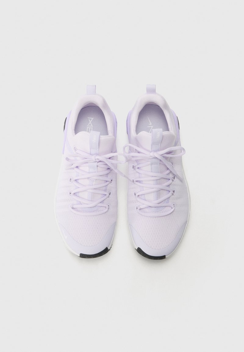 Scarpe da ginnastica viola chiaro con tomaia in rete, lacci piatti e suola in gomma nera. Presentano piccole linguette sul tallone per un facile indossamento.