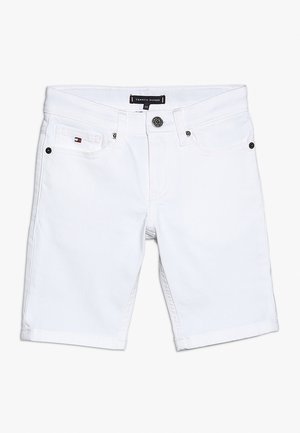 Weiße Denim-Shorts mit geradem Schnitt, ausgestattet mit einem Knopfverschluss, Taschen vorne und kontrastierenden Nähten. Kleines Logopatch auf der vorderen Tasche.