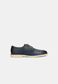 Pantofii din piele bleumarin, cu vârf rotund, design clasic cu sistem de șireturi, talpă de culoare deschisă și detalii de cusătură subtile.