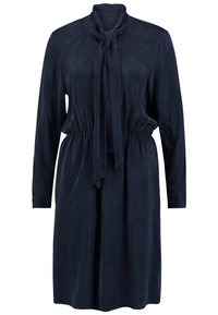 Abito blu navy in tessuto morbido con colletto a cravatta, maniche lunghe e vita elasticizzata. Texture liscia senza motivi visibili o accessori.