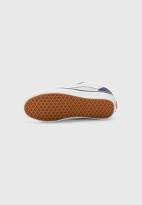 Talpa de pantof din cauciuc, cu un model texturat de culoare maro, margine albă și accente violet pe partea superioară. Design minimalist cu o formă aerodinamică.