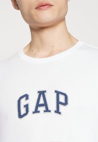 GAP Camiseta estampada - white