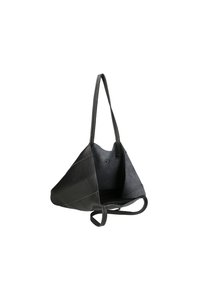 Mustat nahkakassi, jossa on kolmion muoto, sileä pinta ja pitkät hihnat. Sisus on vuorittoman ja tilavan avonainen ylhäältä.