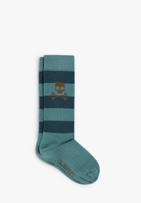 Calcetines a rayas en tonos verde azulado y azul oscuro, con un diseño de calavera y huesos cruzados de color marrón. Están hechos de material de punto con una textura suave.