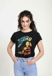 Sort bomulds T-shirt med et farverigt grafik af en kvinde med teksten "Gå, hvor vinden fører dig", korte ærmer, afslappet pasform.