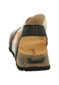 Schwarze und braune Keilsandale mit strukturiertem Obermaterial, verstellbarem Riemen und gepolsterter Innensohle. Mit gesprenkelter Sohle.