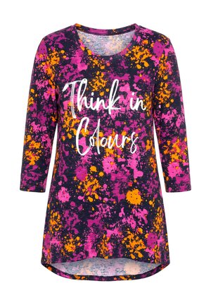 Koszula z długim rękawem w purpurowo-pomarańczowo-różowy wzór w plamy oraz biały napis "Myśl kolorowo" na przodzie.