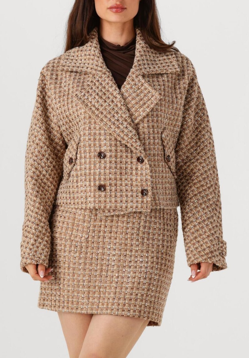 Bruine tweed dubbelbreasted jas met grote revers, gestructureerd patroon en voorzakken, gecombineerd met een bijpassende getailleerde rok.