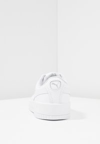 Weißer Sneaker mit einem glatten Lederobermaterial, gepolstertem Kragen und strukturiertem Gummisohle. Verfügt über ein dezentes Logo an der Ferse und klare Linien.