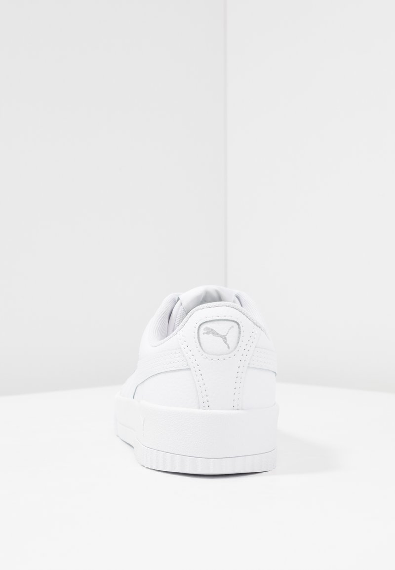 Białe sneakersy z gładką skórzaną cholewką, wyściełanym kołnierzem i teksturowaną gumową podeszwą. Posiada dyskretną logo na pięcie oraz czyste linie.