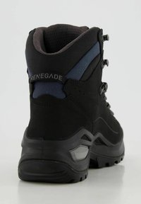 Czarne buty trekkingowe z zamszową i siateczkową cholewką, wyściełanym kołnierzem, niebieskimi akcentami, metalowymi oczkami oraz wytrzymałą gumową podeszwą.