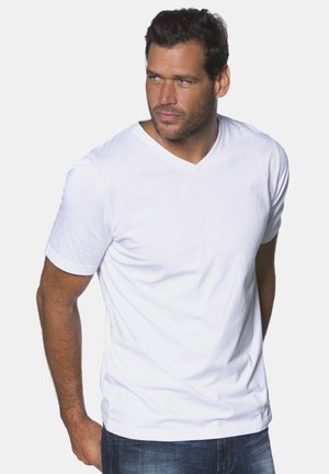 Witte katoen V-hals t-shirt met korte mouwen, met een soepele textuur en een ontspannen pasvorm, gecombineerd met donkere spijkerbroek.