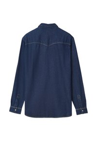 Camicia in denim blu scuro con bottoni, presenta maniche lunghe, colletto a punta e cuciture a contrasto. Include un dettaglio a yoke sul retro.